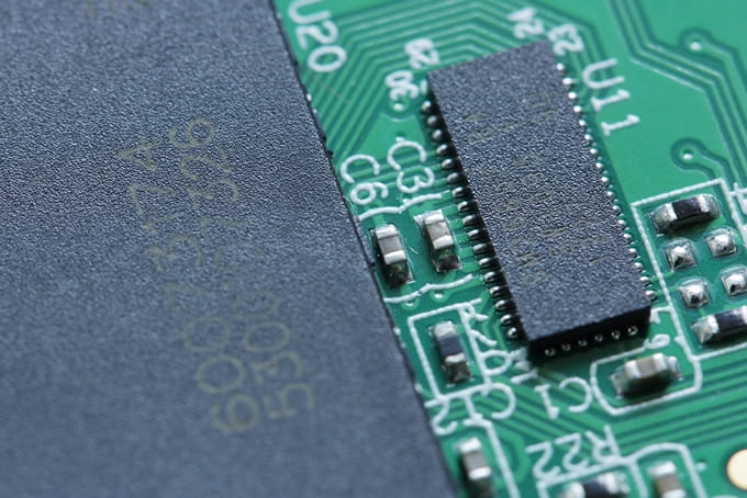 スマホ内部の金属パーツ