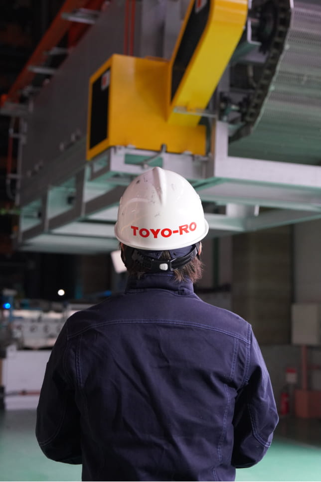 工場内で働く従業員の後ろ姿