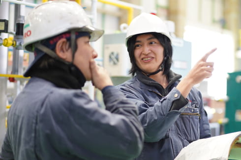 工場で働く技術者