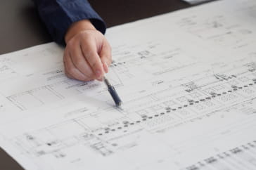 設計図面を確認する様子