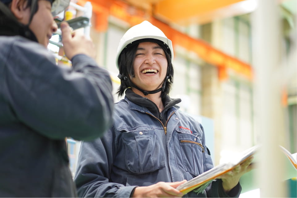 工場で働く従業員たちの様子