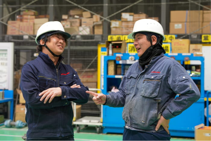 工場で作業をする従業員の様子